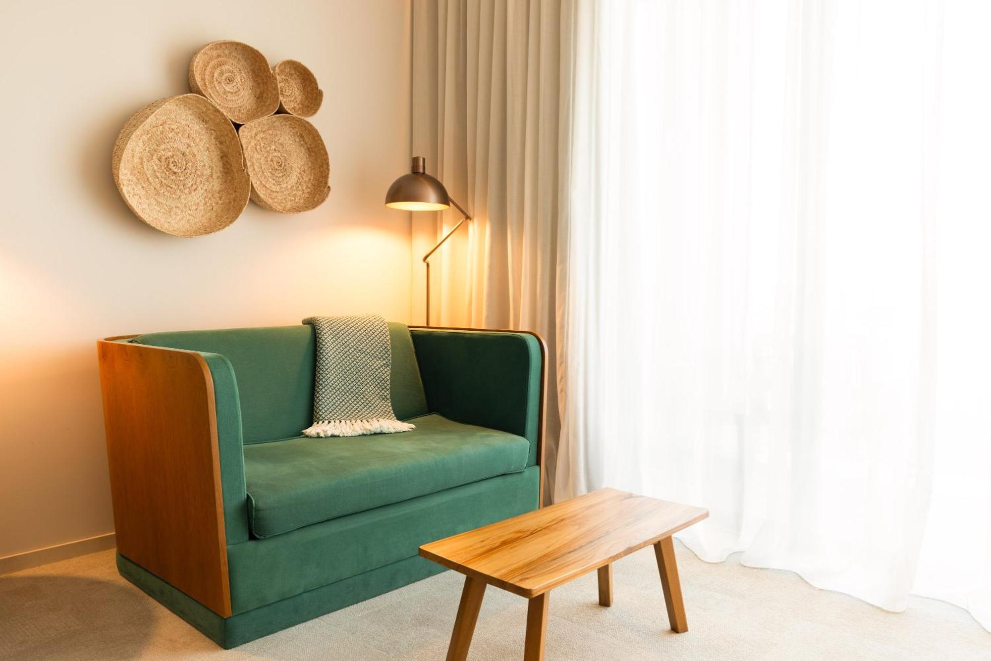 فندق 3Hb فارو الغرفة الصورة A sofa in a hotel room