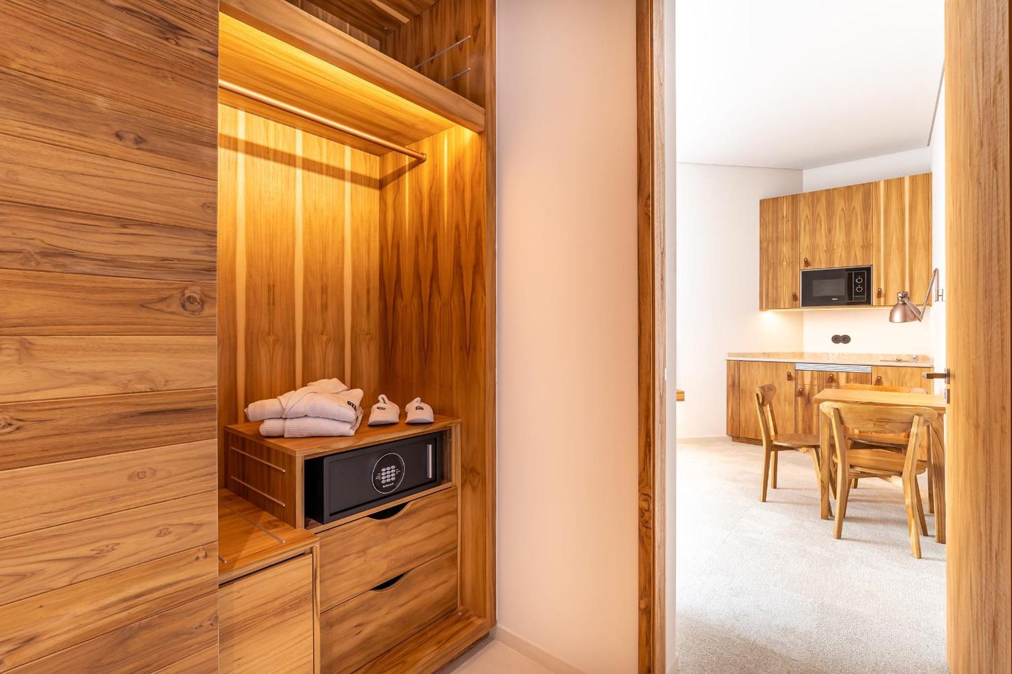 فندق 3Hb فارو الغرفة الصورة A safe in a hotel room